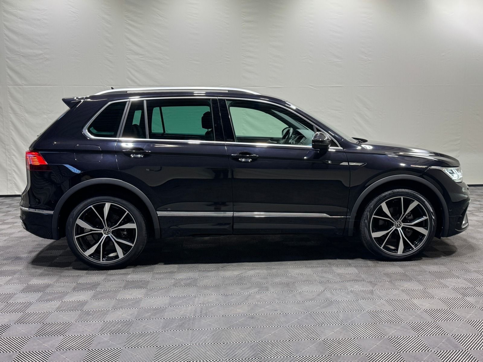 Volkswagen Tiguan R-Line 1.5 TSI DSG - Samsaru's Car Outlet
