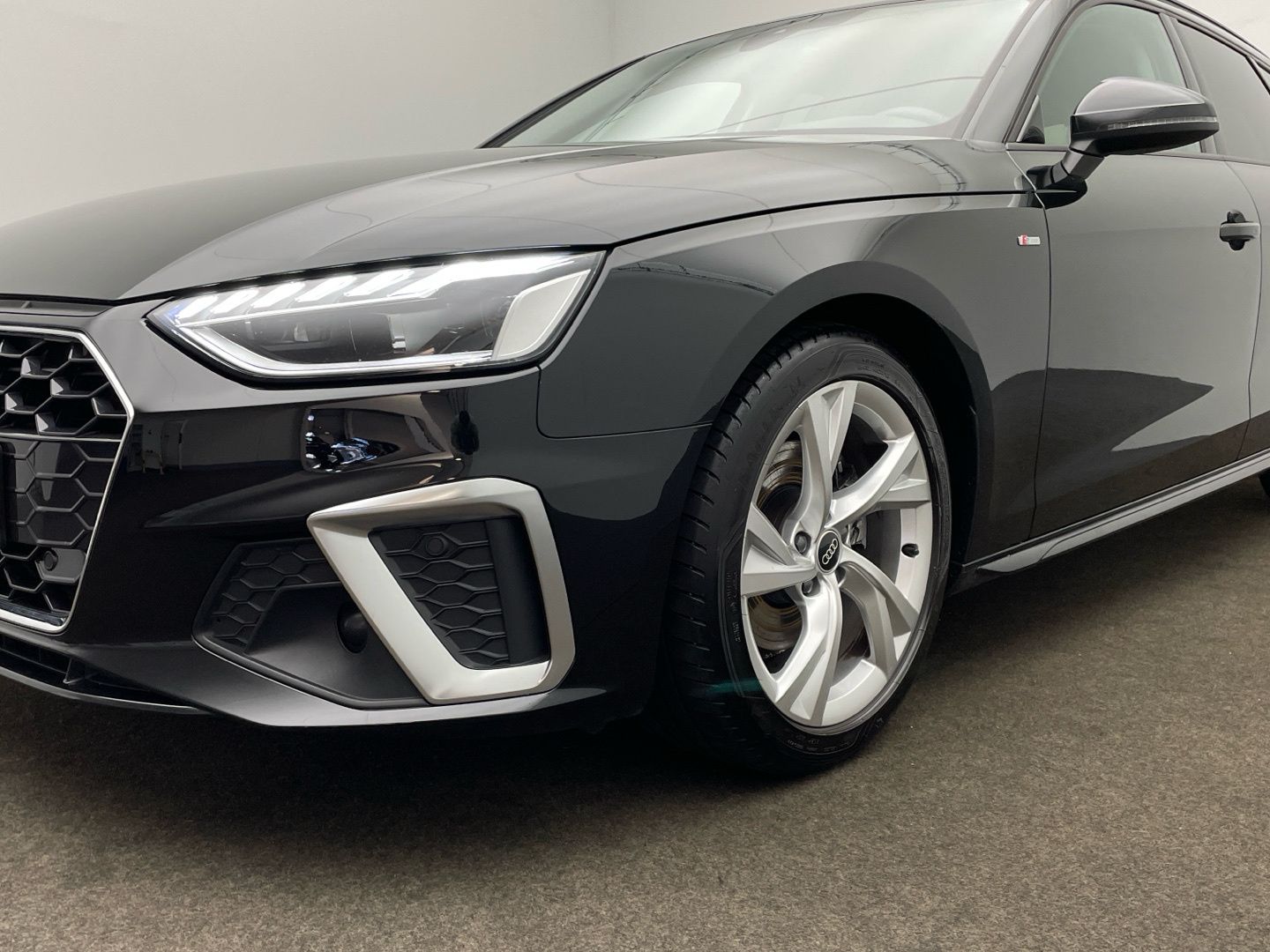 Audi A4 Avant 35 TFSI S line - Samsaru's Car Outlet