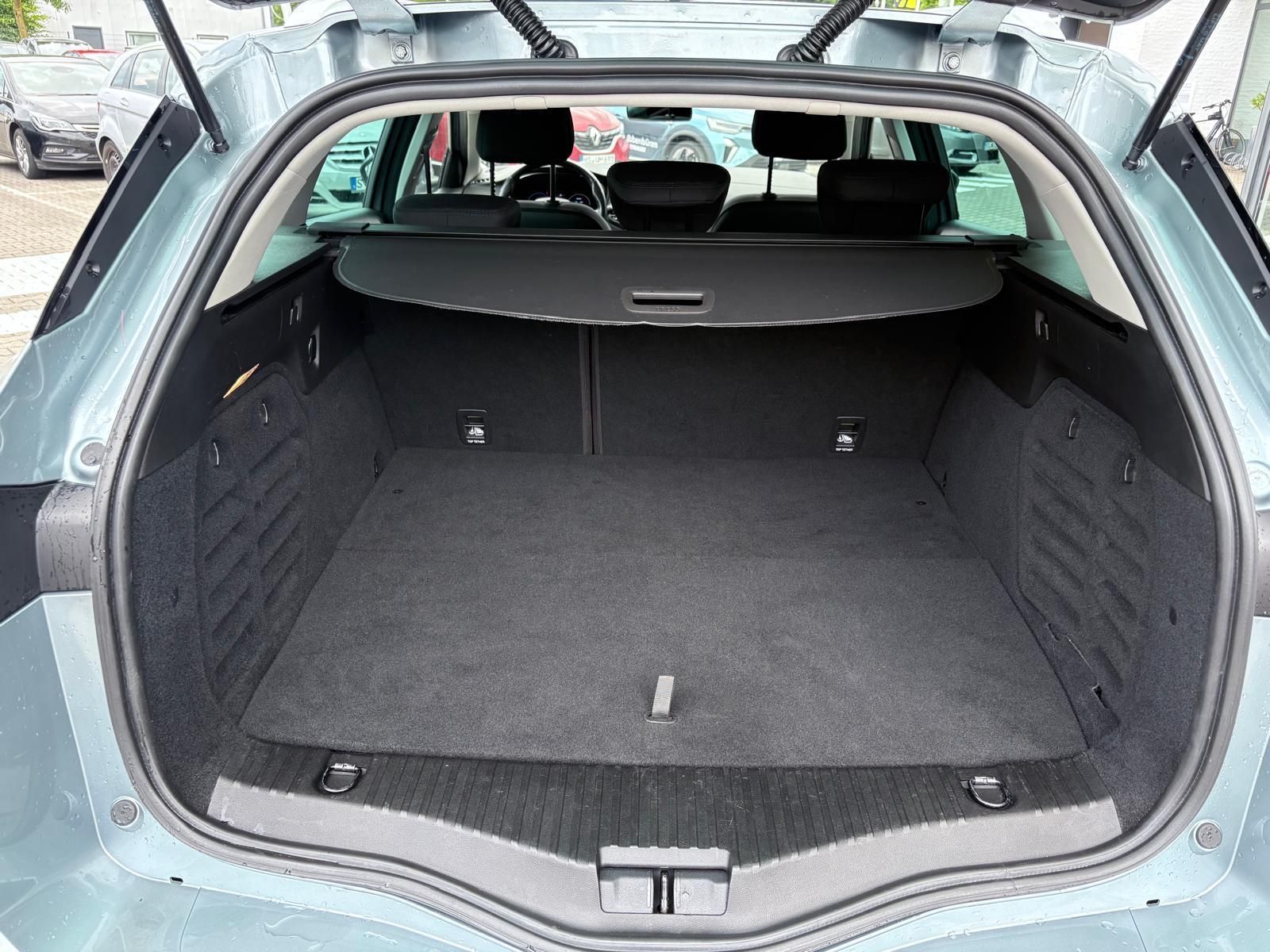 Renault Megane Grandtour ZEN E-TECH Plug-in - Samsaru's Car Outlet