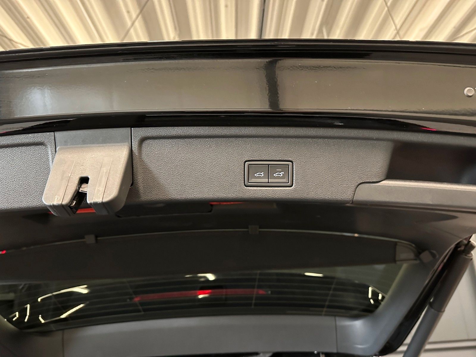 Volkswagen Touareg R-Line 4M - Samsaru's Car Outlet