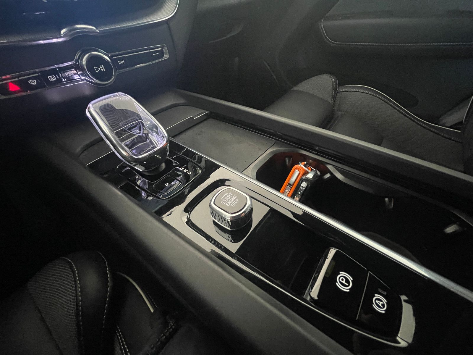 Volvo XC60 Plus Dark AWD*Navi*LED*Leder AHK*