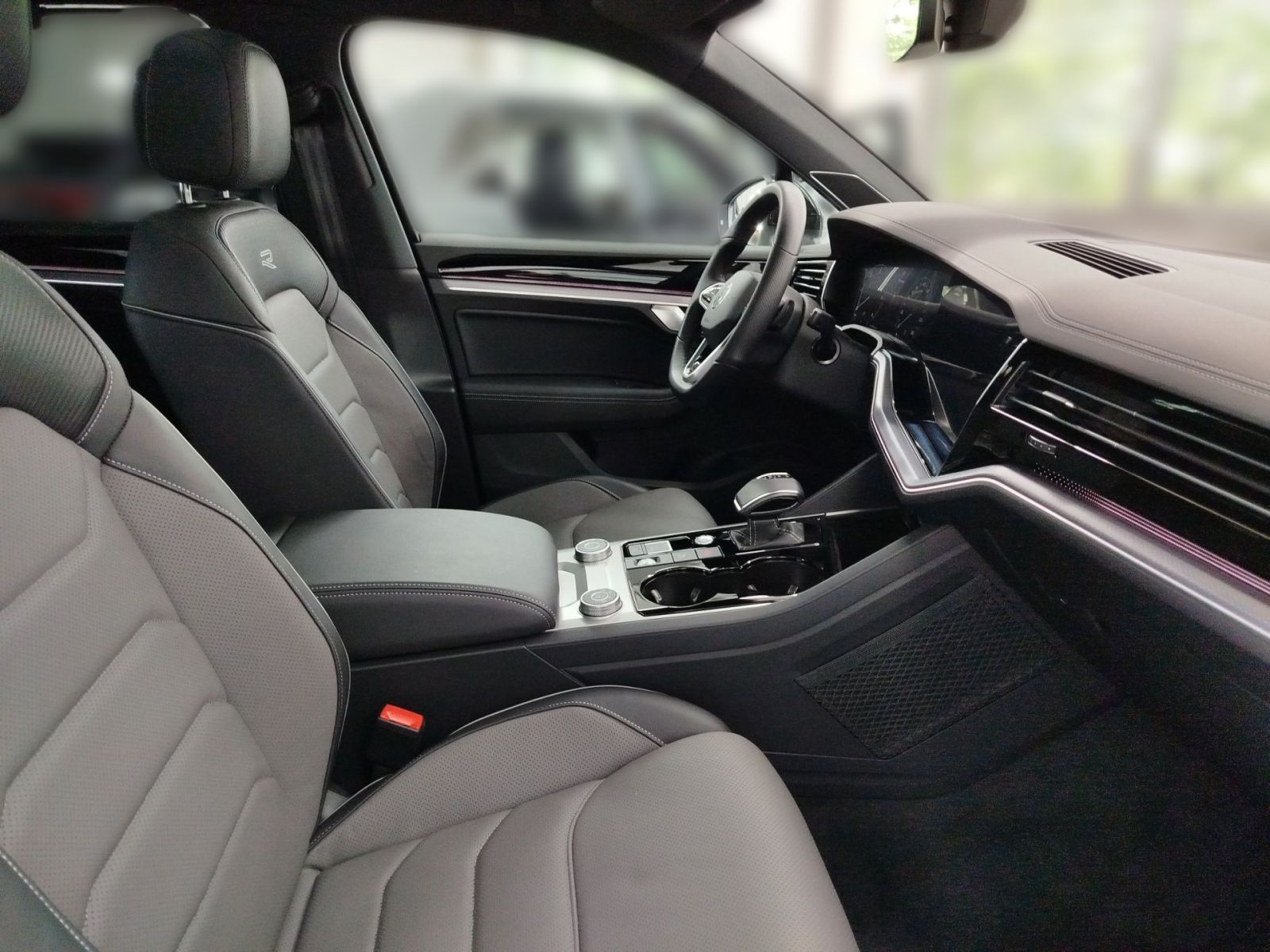 Volkswagen Touareg 3.0 TDI 4Motion R-Line - Samsaru's Car Outlet