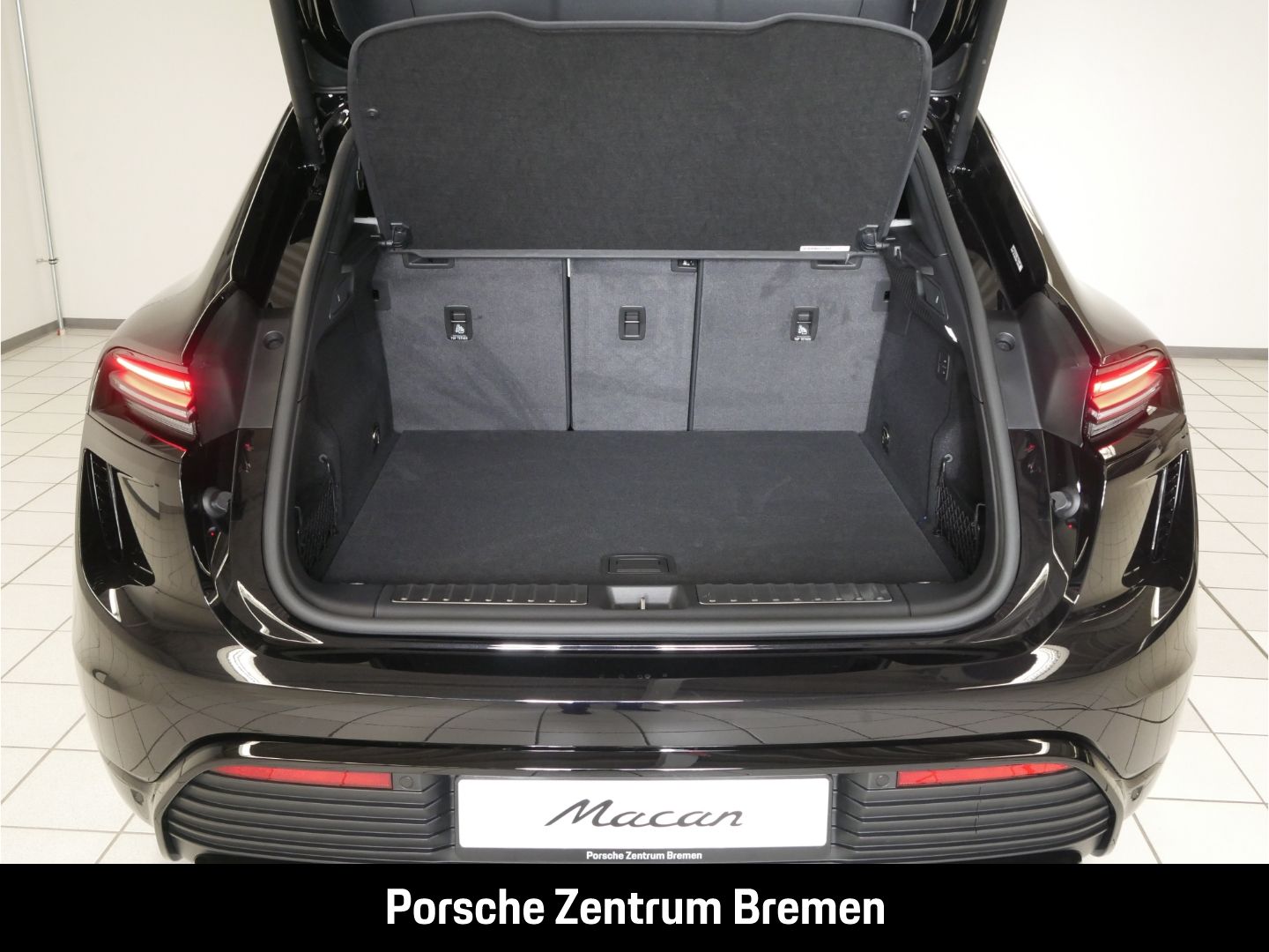 Porsche Macan Electric Turbo Sportpaket - Samsaru's Car Outlet