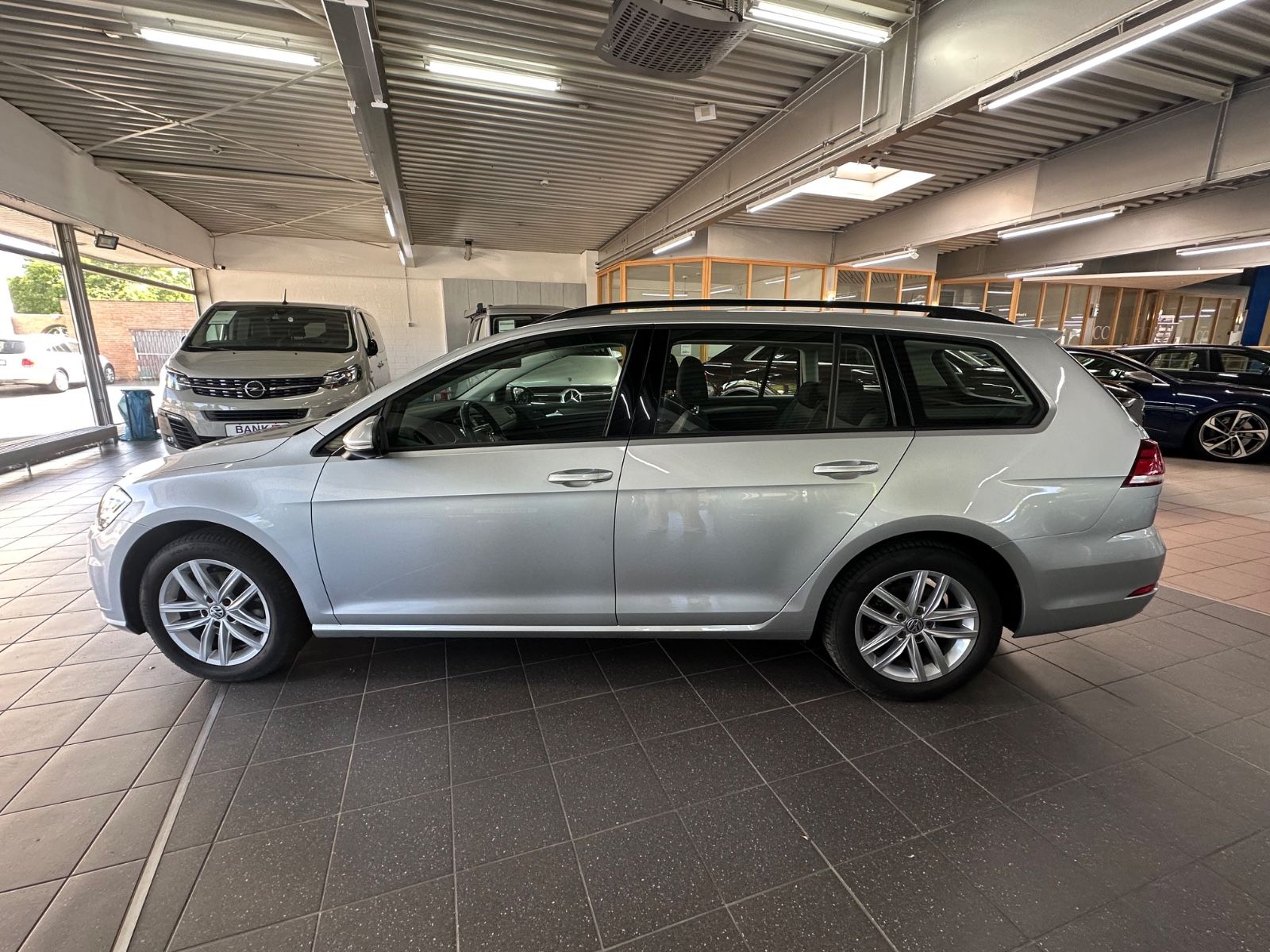 Volkswagen Golf VII 2.0 TDI Var. Comfortline - Samsaru's Car Outlet