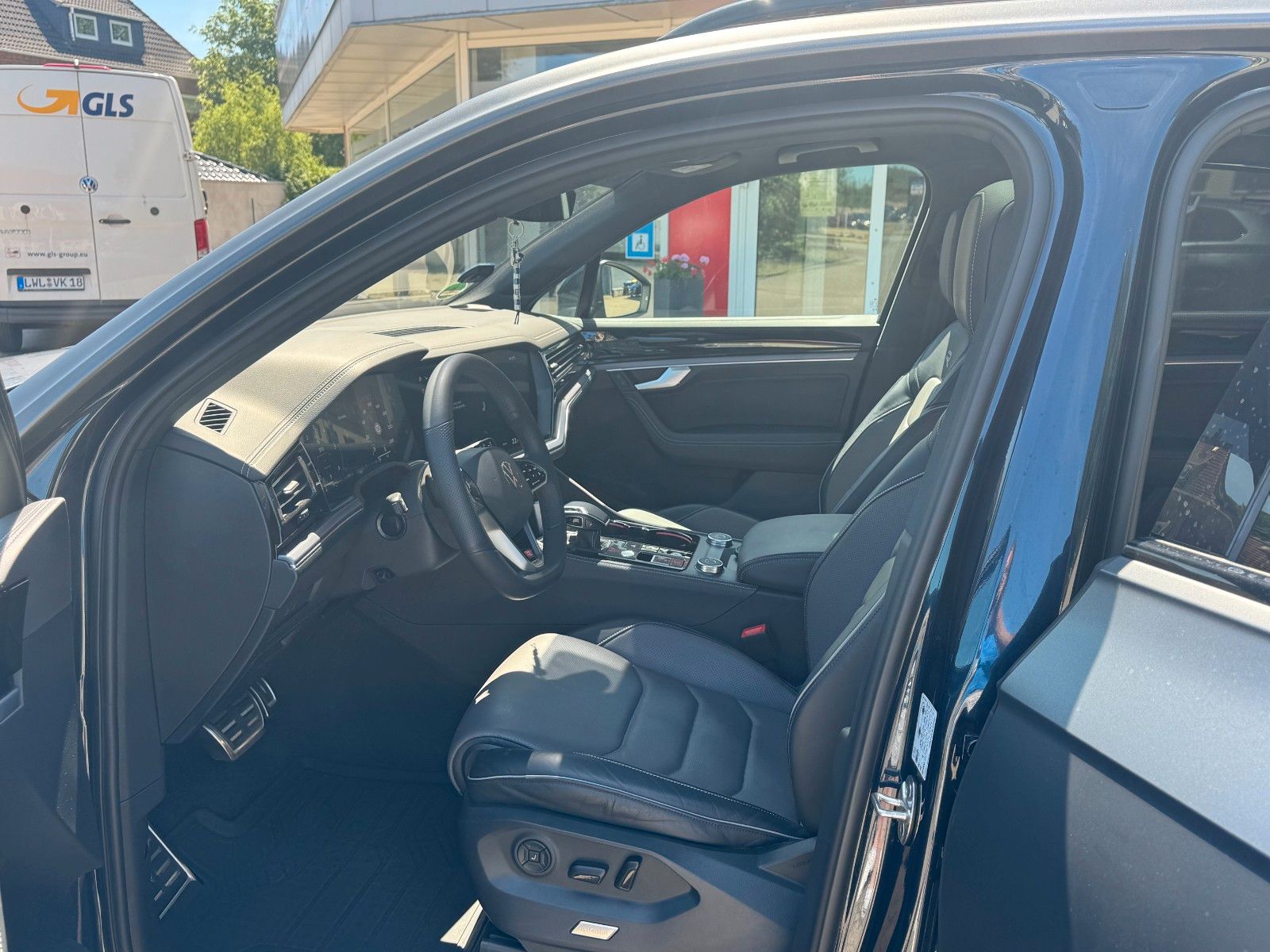 Volkswagen Touareg 3.0 TDI 4Motion R-Line - Samsaru's Car Outlet
