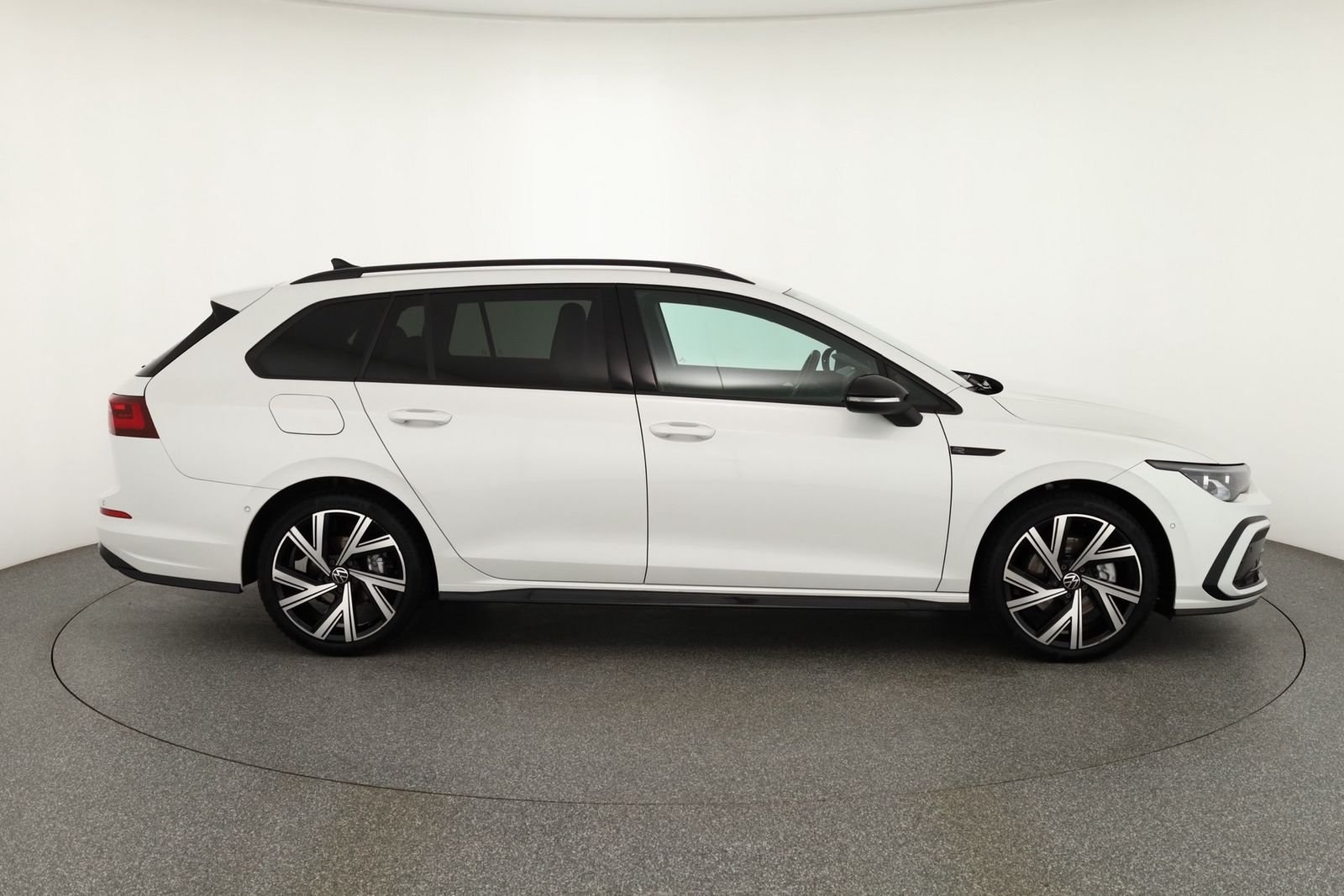 Volkswagen Golf VIII Variant 2.0 TSI DSG R-Line - Samsaru's Car Outlet