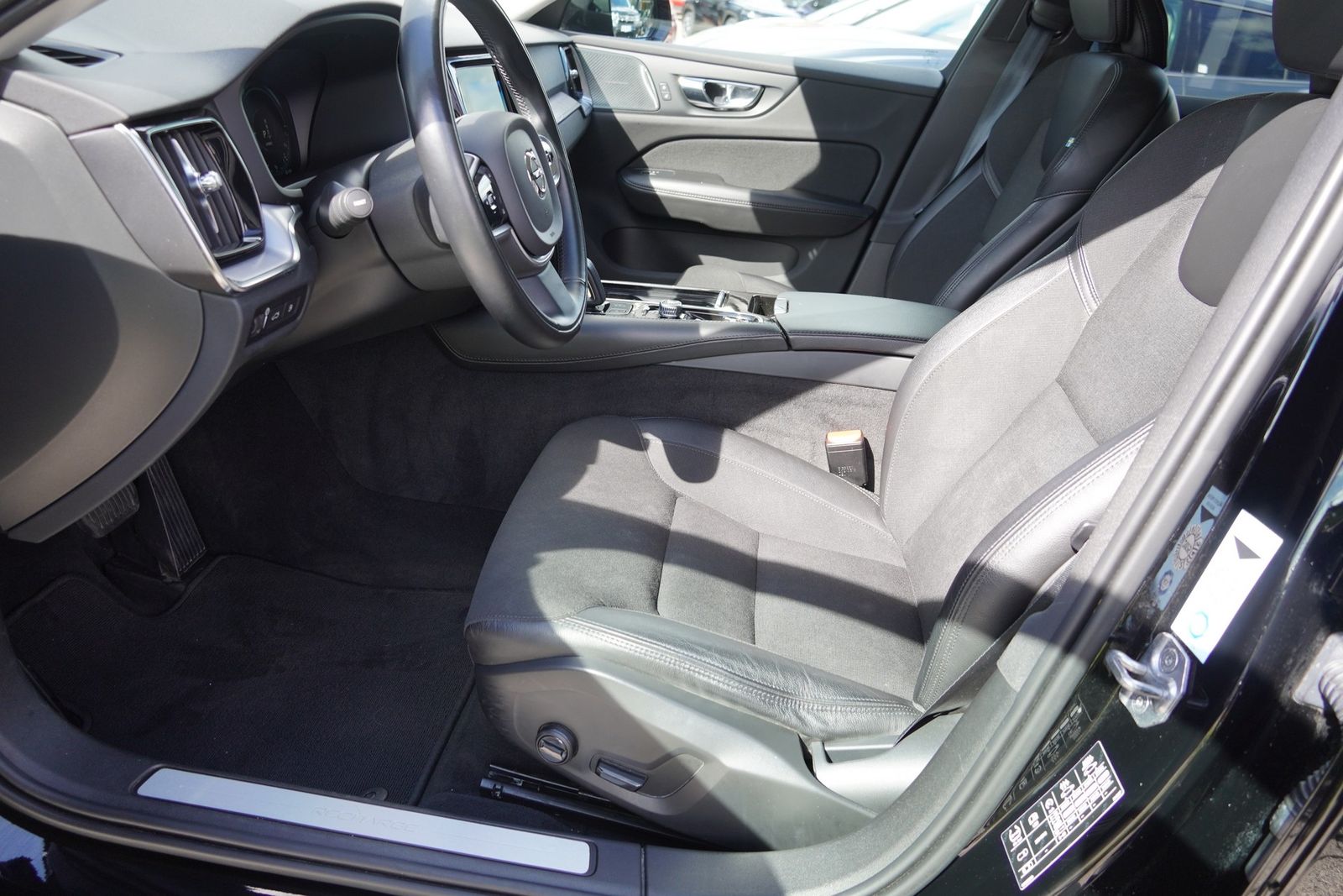 Volvo V60 Kombi 2.0 Hybrid AWD R Design LED Navi AHK