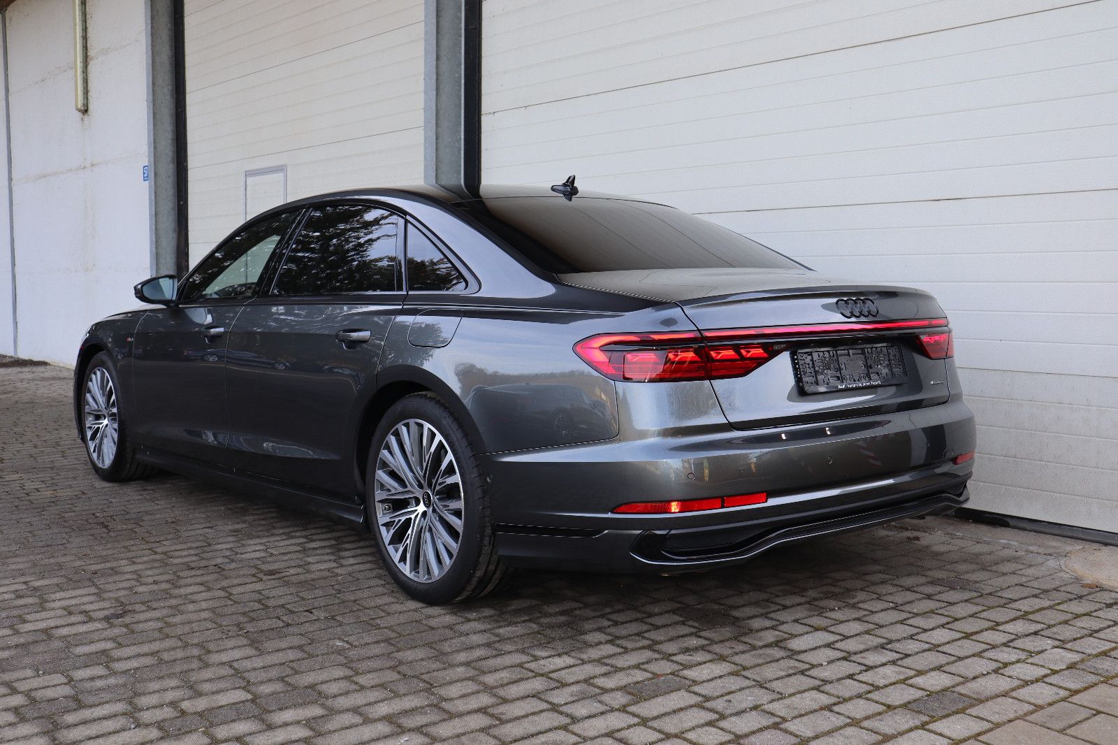 Audi A8L 60 TFSI e lang exclusive S-Line - Samsaru's Car Outlet