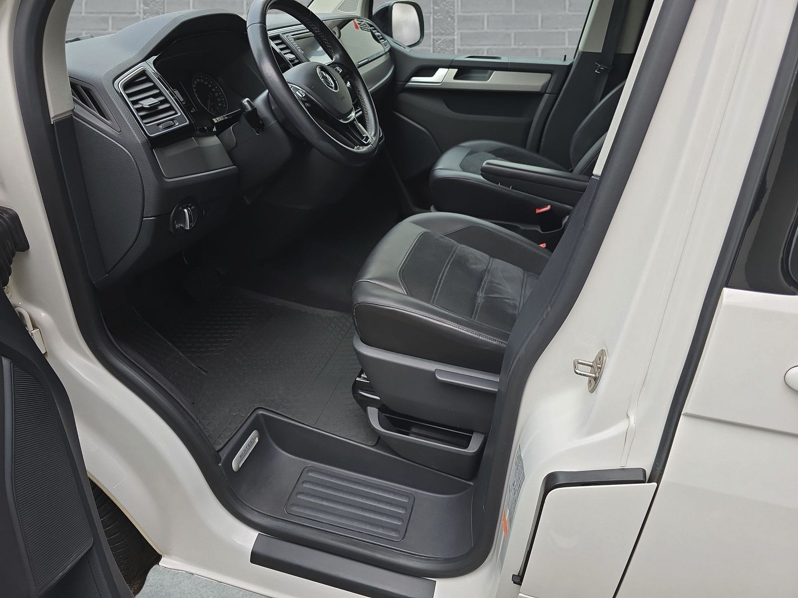 Volkswagen T6 Multivan Edition - Samsaru's Car Outlet
