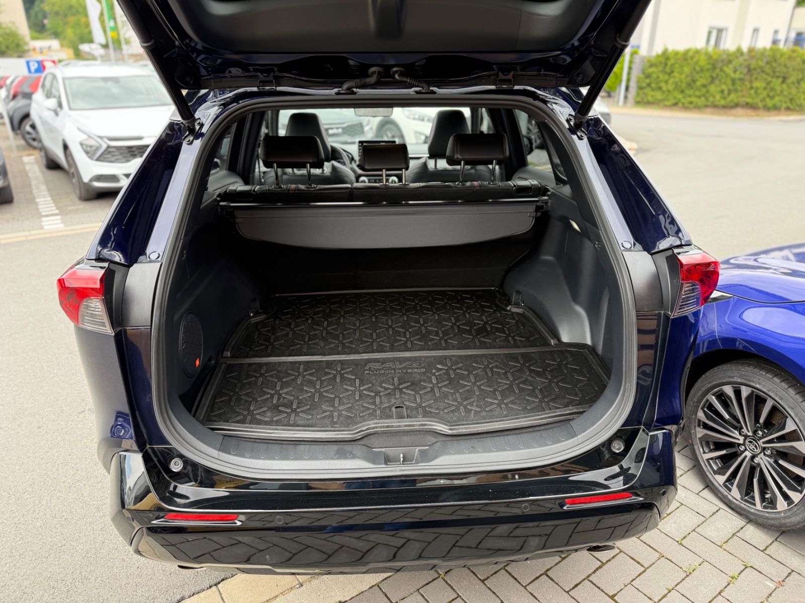 Toyota RAV 4 RAV4 Plug-in Hybrid 4x4 - Samsaru's Car Outlet