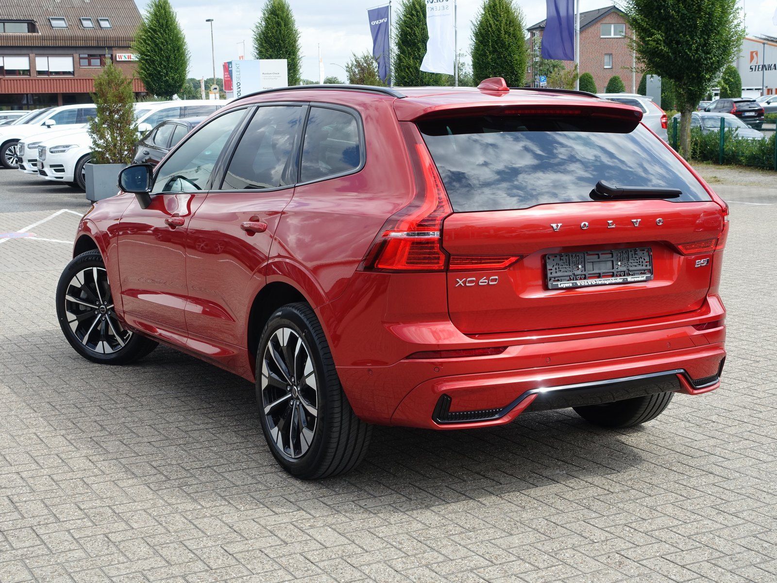 Volvo XC60 B5 Ultimate Dark AWD - Samsaru's Car Outlet