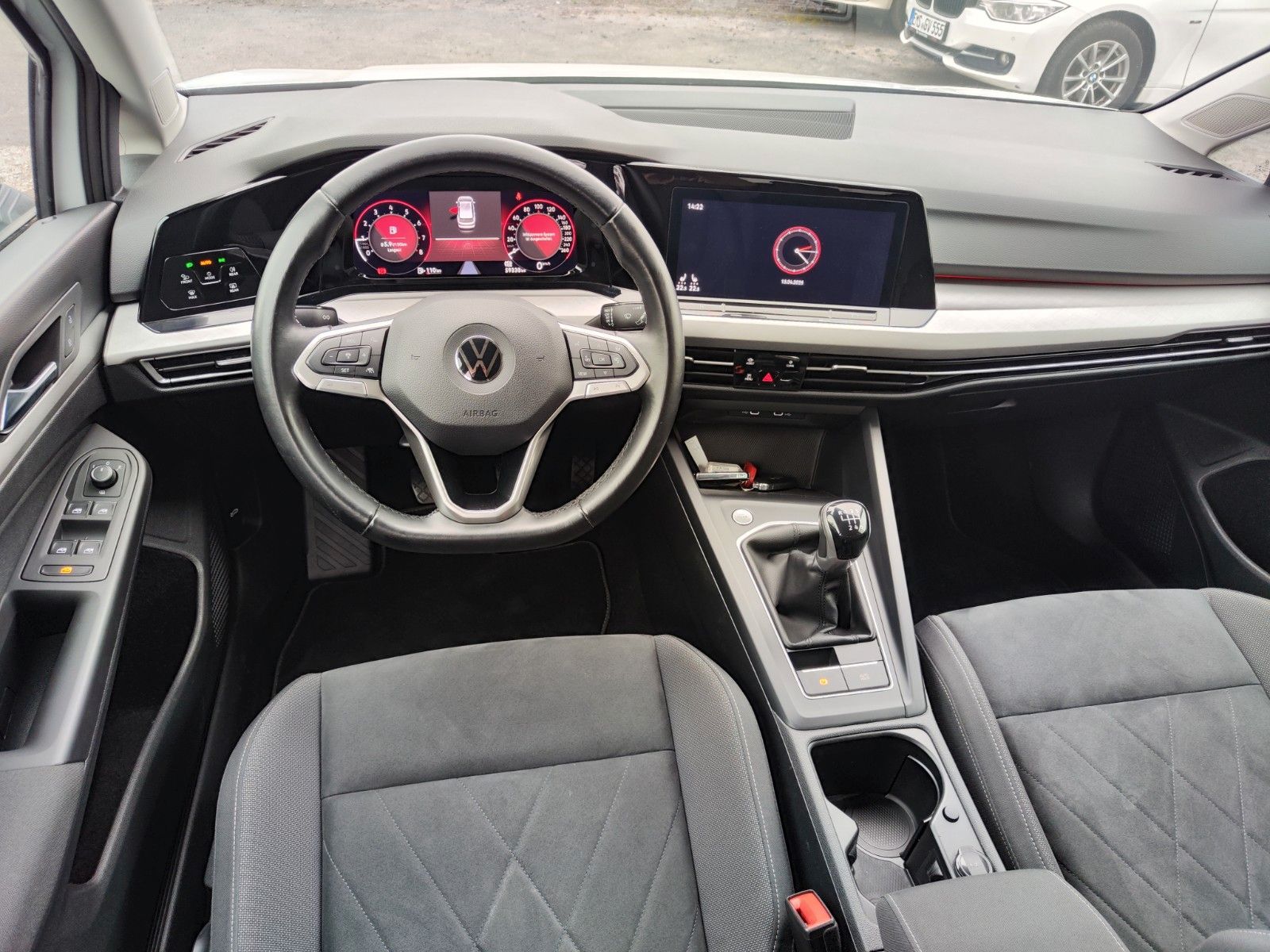 Volkswagen Golf VIII Variant 1.5 TSI - Samsaru's Car Outlet