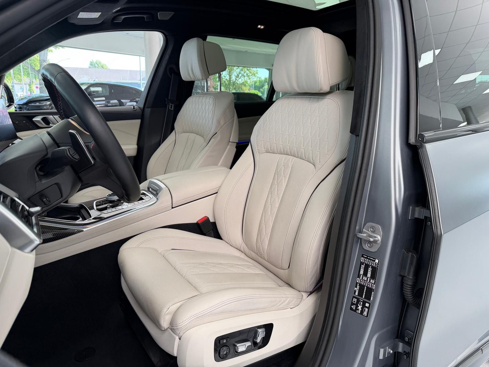 BMW X7 M60 i*PANO-SKY*B&W*HUD*KRISTALL*6-SITZ*360°