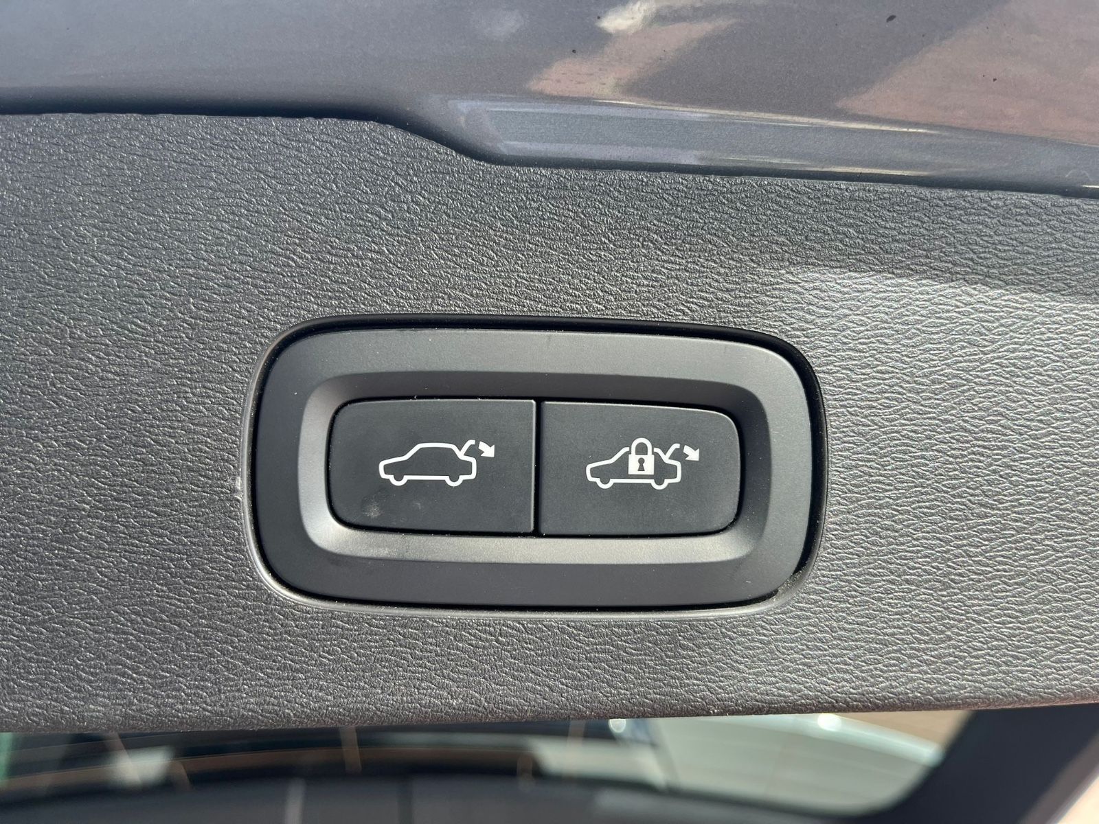 Volvo V60 T8 AWD Recharge Ultimate Dark Auto