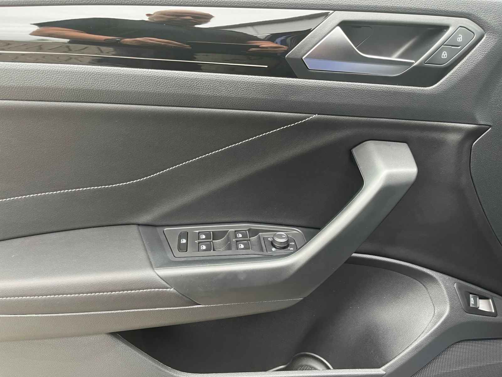 Volkswagen T-Roc 1.0 TSI R-LINE - Samsaru's Car Outlet