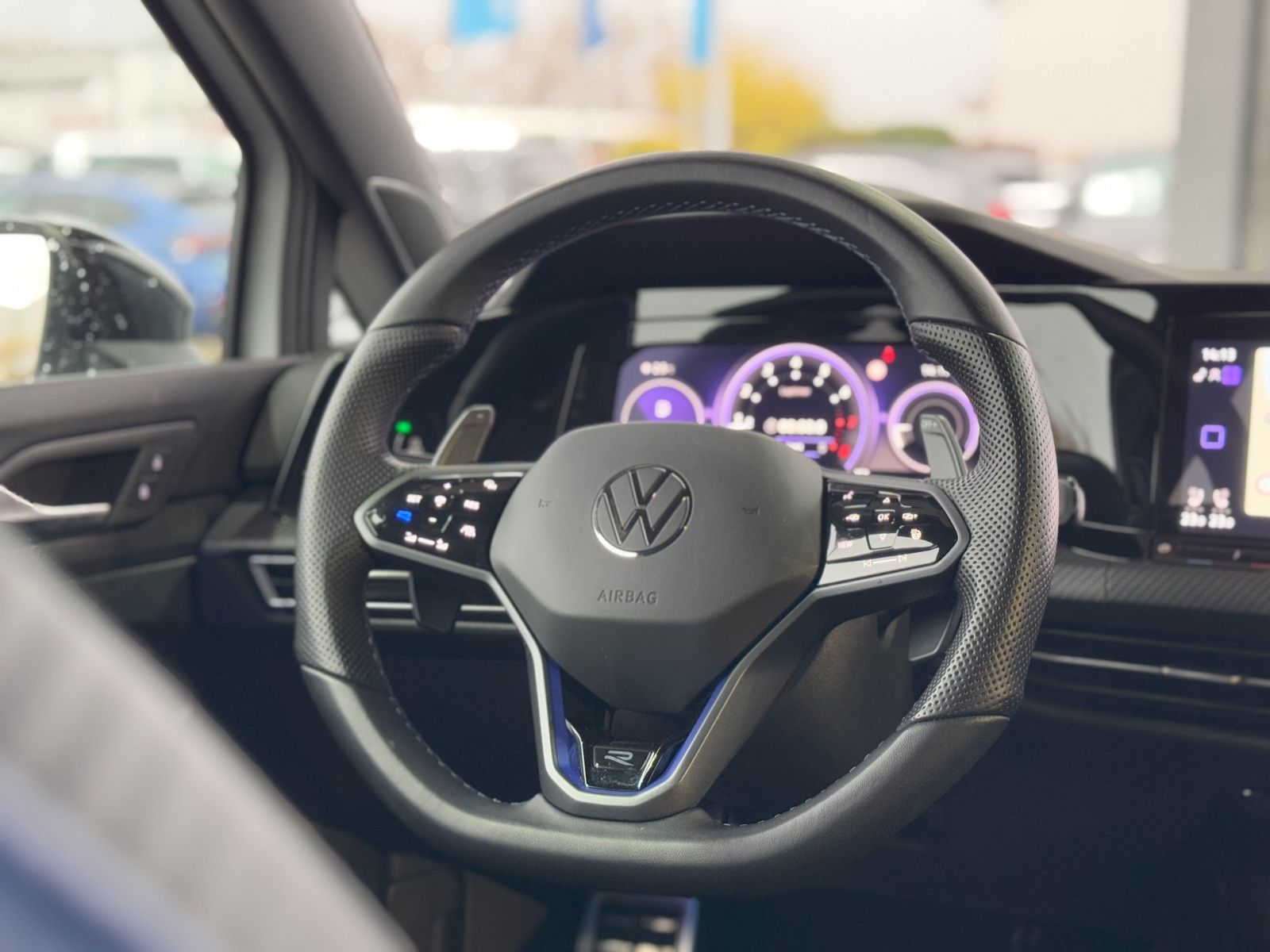 Volkswagen Golf VIII R 2.0 TSI DSG - Samsaru's Car Outlet