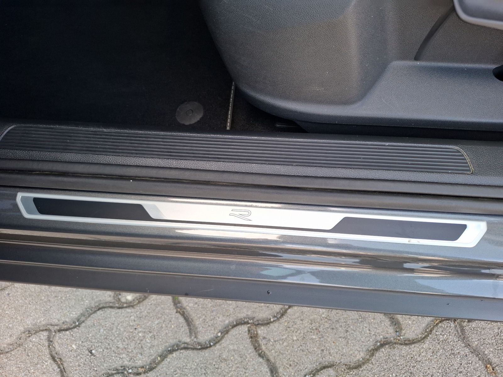 Volkswagen T-Roc TSI R-Line DSG 4M - Samsaru's Car Outlet