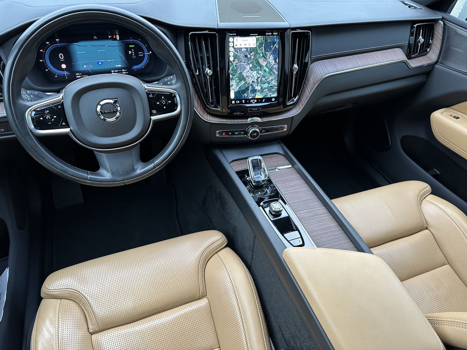 Volvo XC60 T6 AWD Plus Dark PANO+360°+VCOCK+AHK+20ZOLL