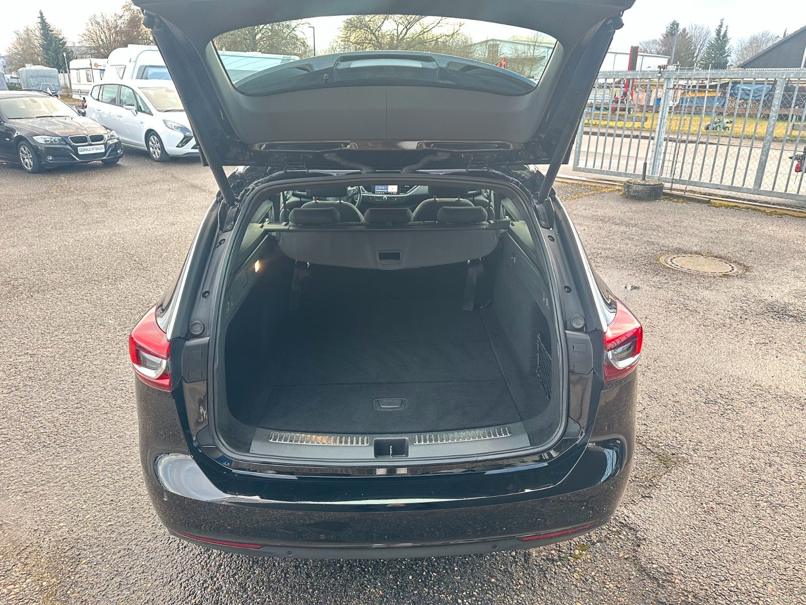 Opel Insignia B Sports Tourer Business - Samsaru's Car Outlet