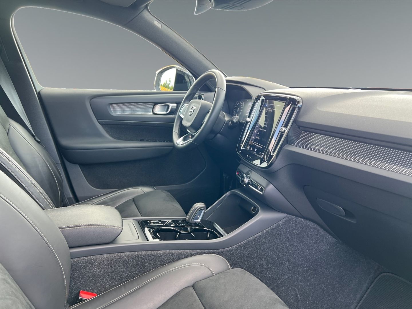 Volvo XC40 Plus Dark 2WD B4 StandHZG AHK El. Panodach