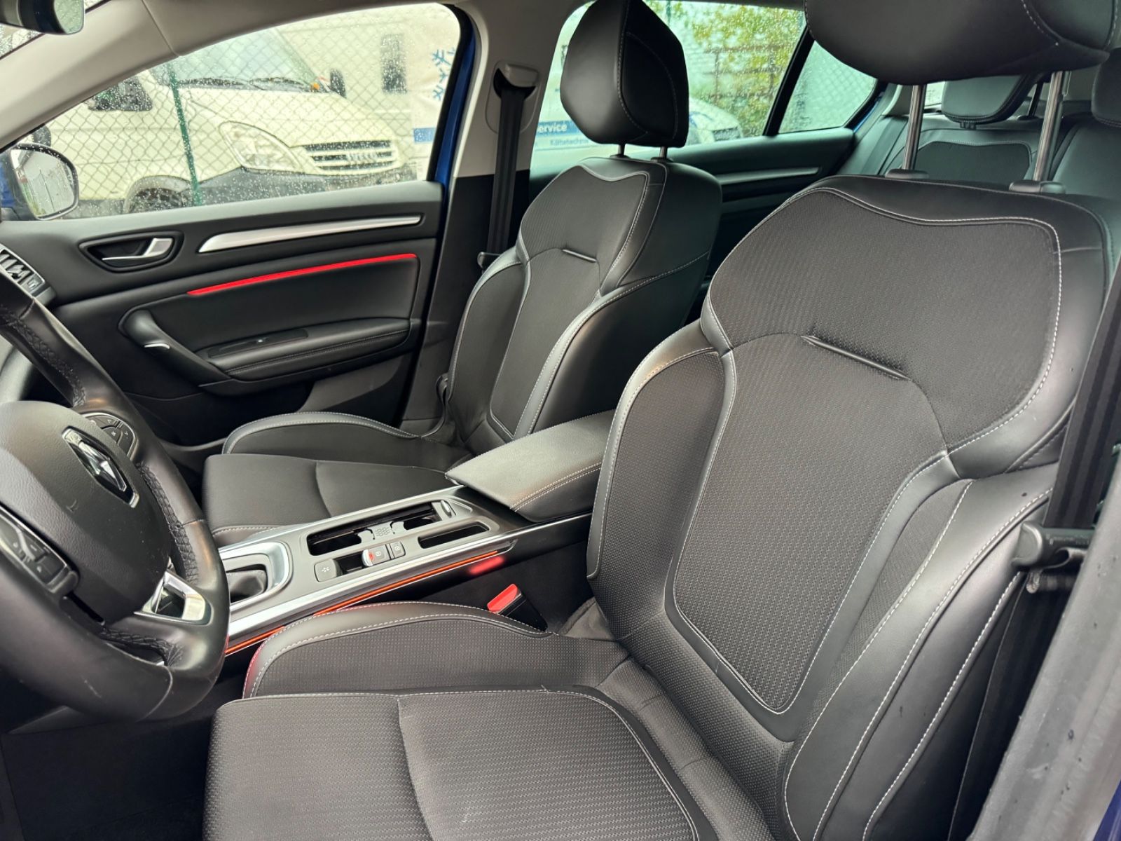 Renault Megane TCe 140 Intens Grandtour - Samsaru's Car Outlet