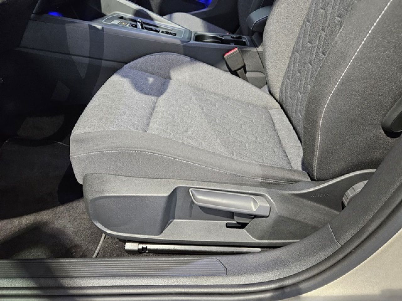 Volkswagen Golf 1.5 eTSI Move - Samsaru's Car Outlet