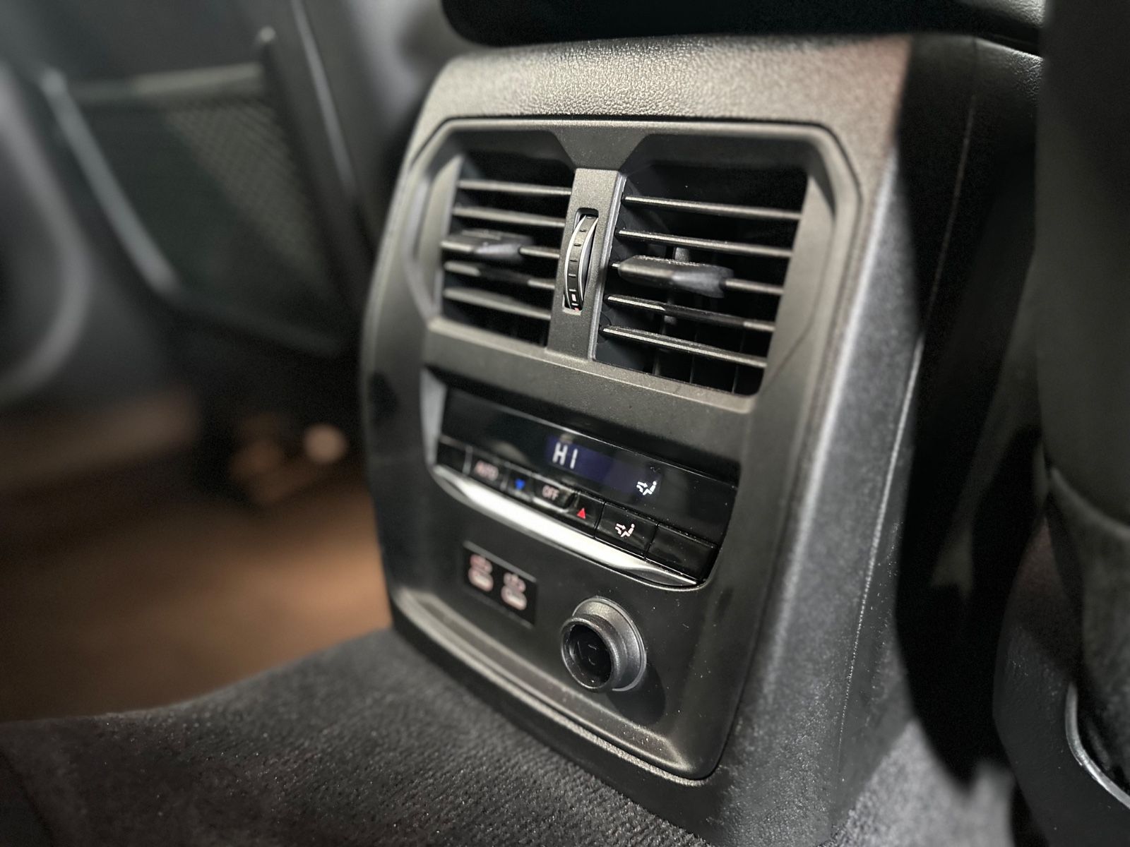 BMW 320 i Lim. Luxury Line - Samsaru's Car Outlet