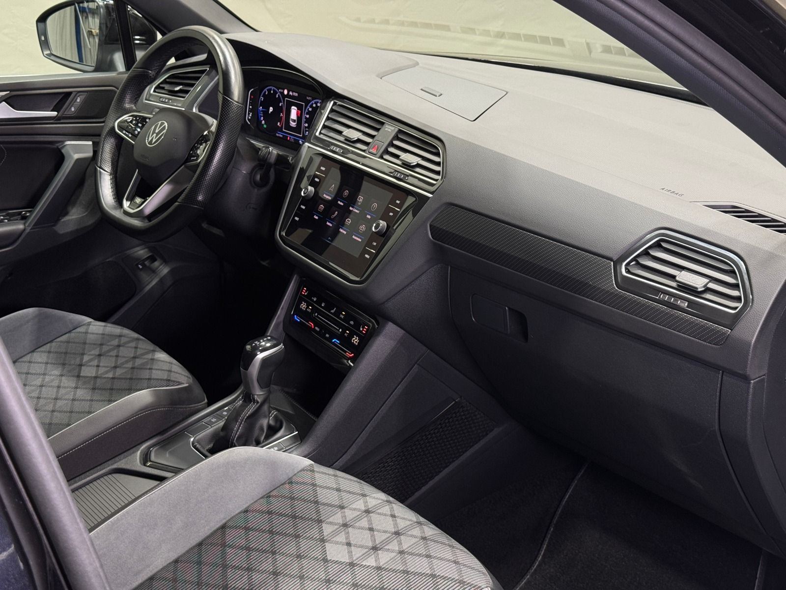 Volkswagen Tiguan R-Line 1.5 TSI DSG - Samsaru's Car Outlet
