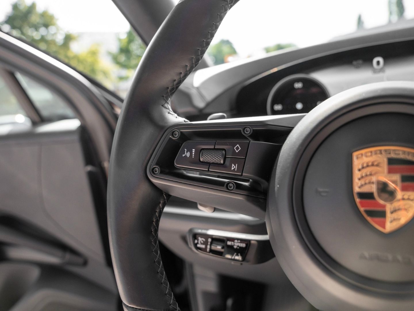 Porsche Cayenne 18 Wege Sitze AHK Pano 21 Zoll 90l Tank