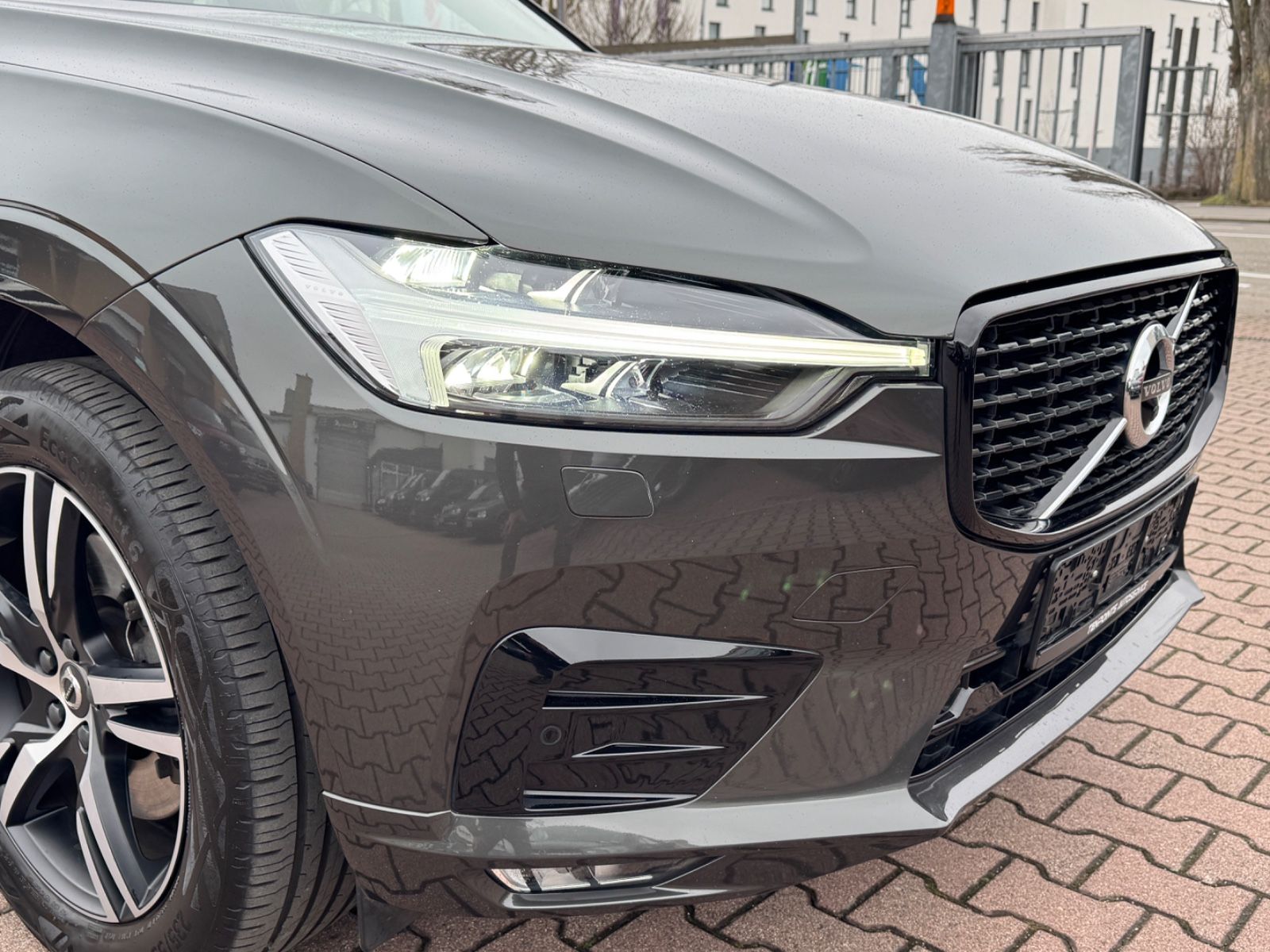 Volvo XC60 R Design AWD - Samsaru's Car Outlet