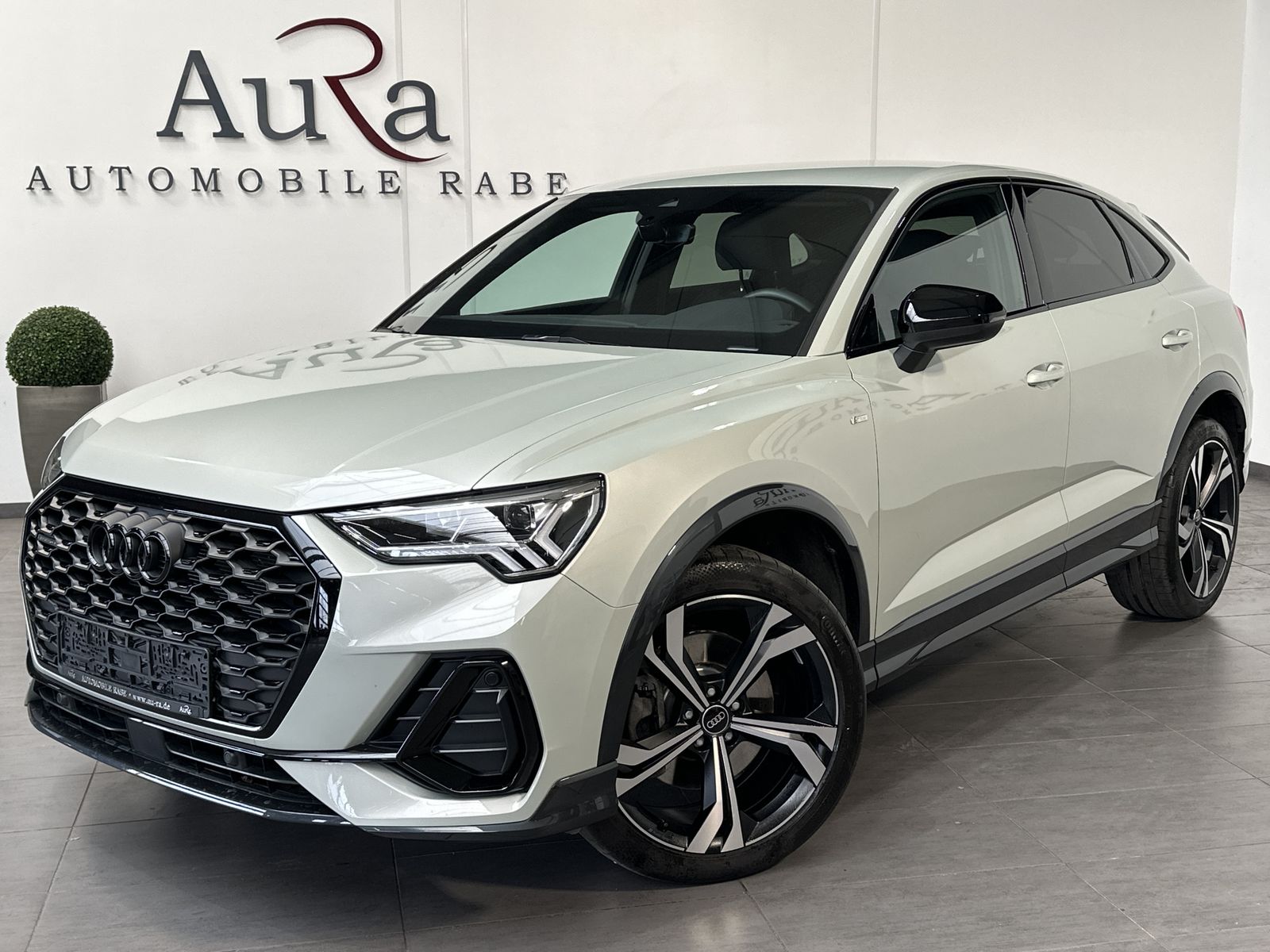 Audi Q3 SpB 40 TDI Qu S-Line Black - Samsaru's Car Outlet