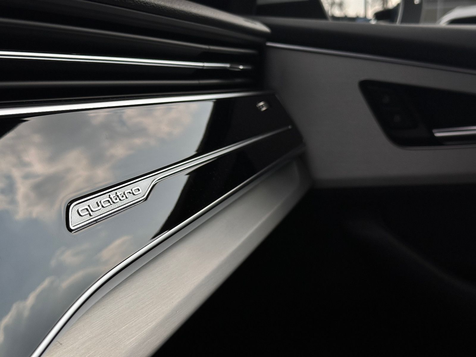 Audi Q8 55 TFSI e qu. tiptr. S LINE+AHZV+AIR+HD+NIGHT
