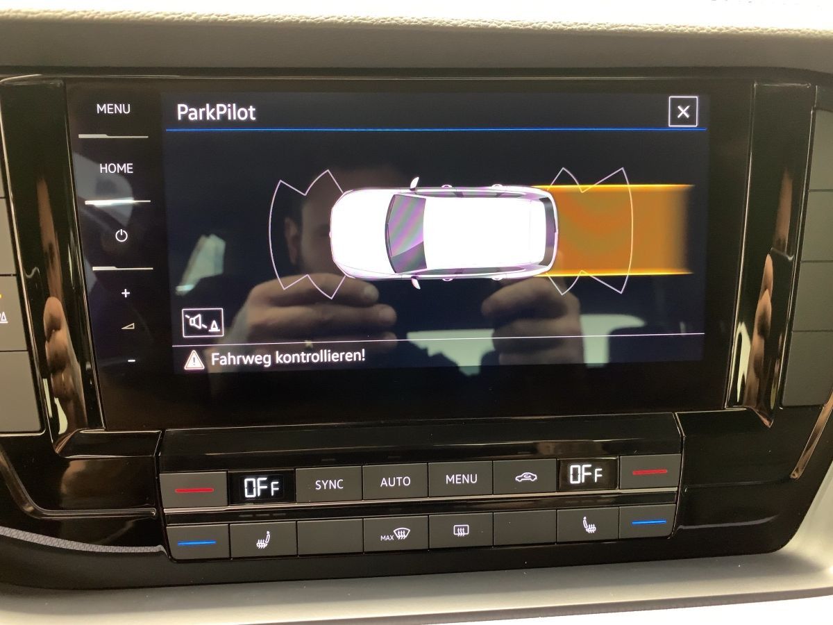 Volkswagen Touareg 3.0TDI 4M R-LINE - Samsaru's Car Outlet