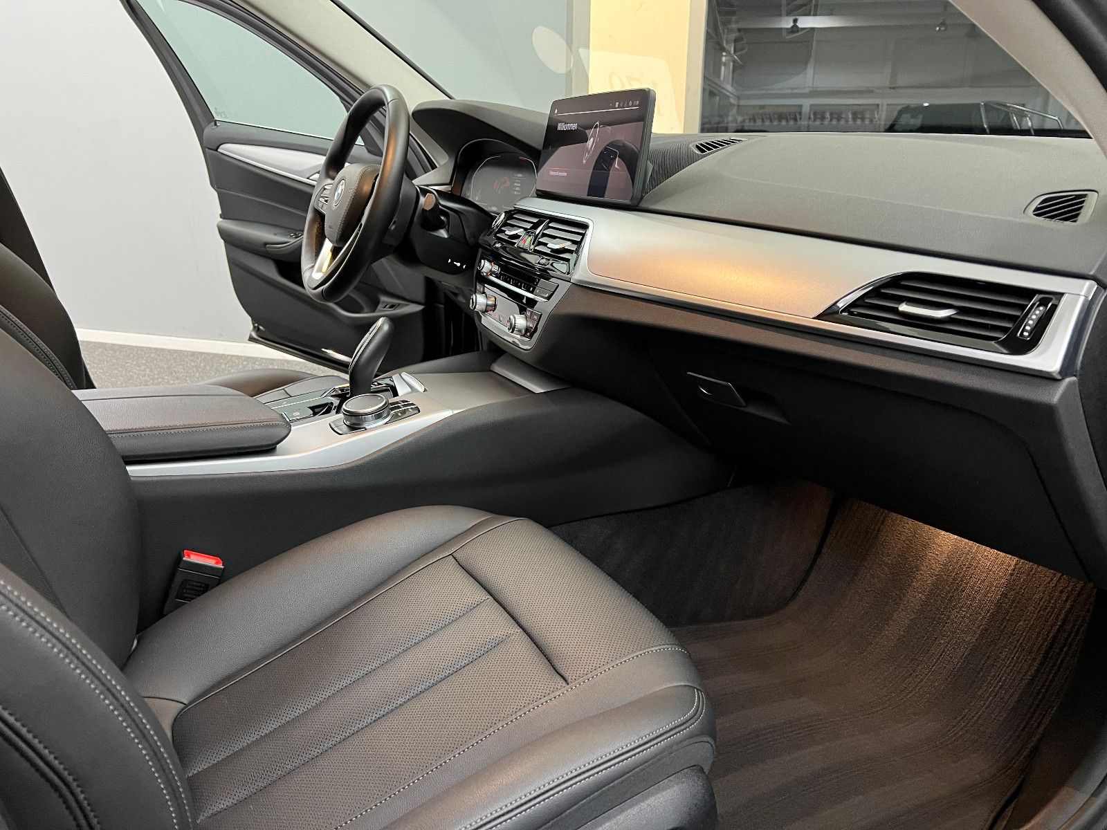 BMW 520d xDrive LED*CARPLAY*WERKSGARANTIE 11/25*MEGA