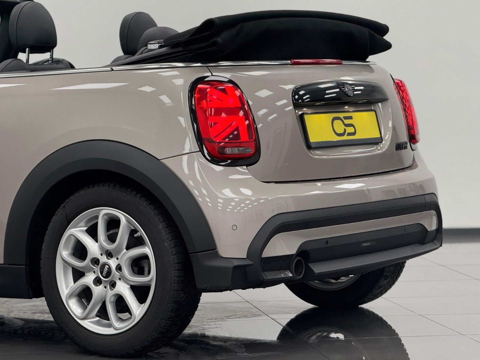 MINI Cabrio Cooper - Samsaru's Car Outlet