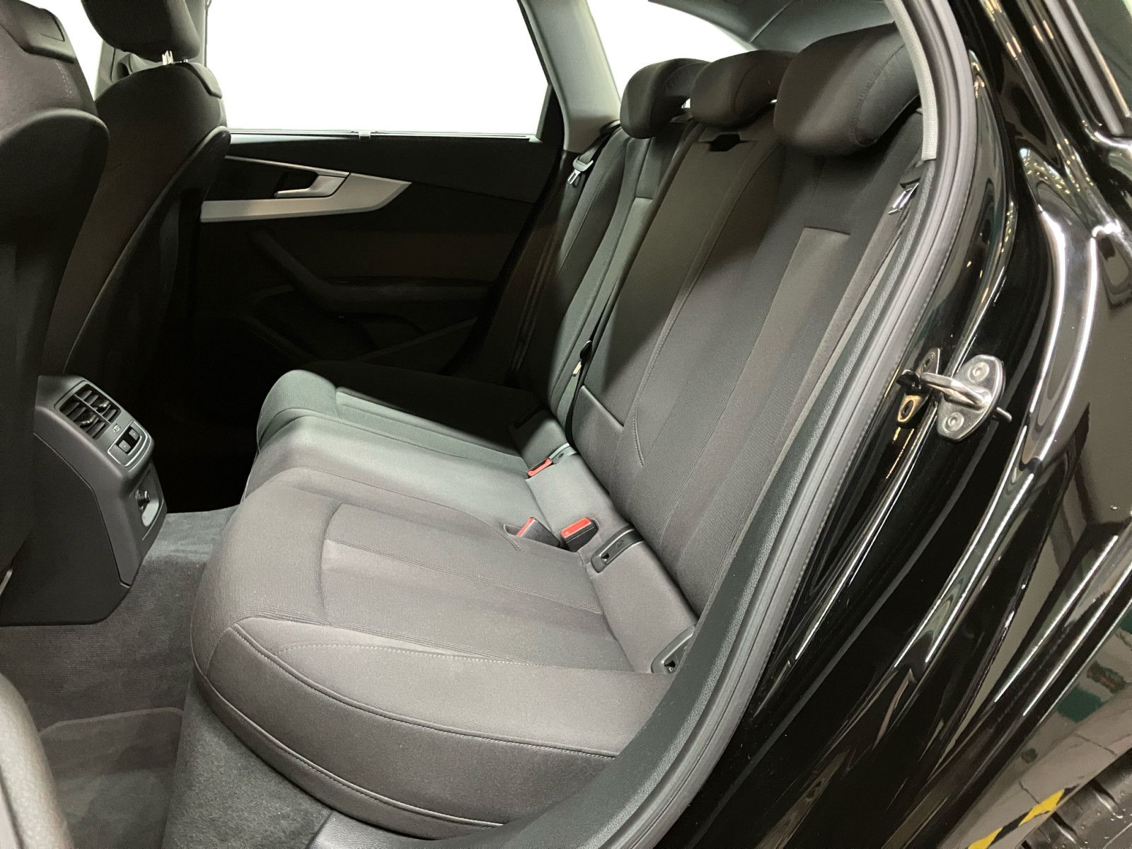 Audi A4 Avant 35 TFSI - Samsaru's Car Outlet