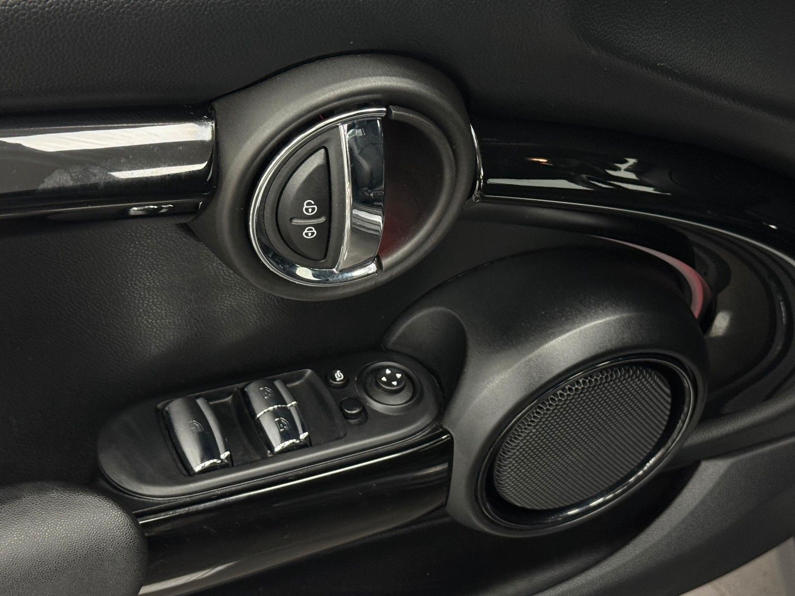 MINI Cabrio Cooper - Samsaru's Car Outlet