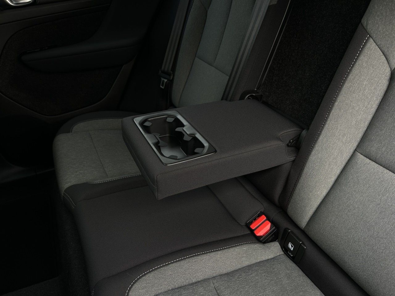 Volvo XC40 B4 Core/Navi/LED/AHK/Standhz/Kam/BLIS/el.HK