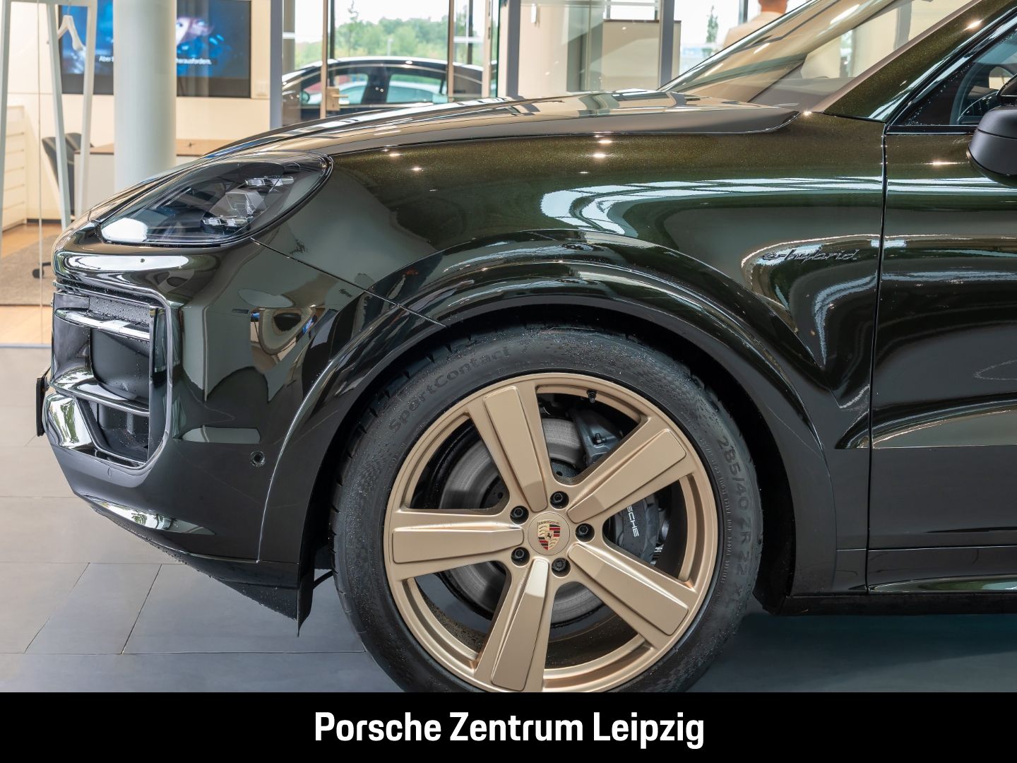 Porsche Cayenne E-Hybrid Dunkelolive Massage Sportabgas
