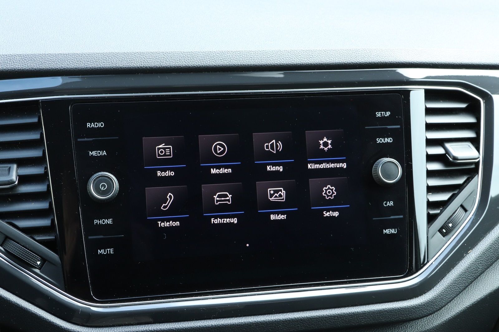 Volkswagen T-Roc 1.5 TSI Sport - Samsaru's Car Outlet