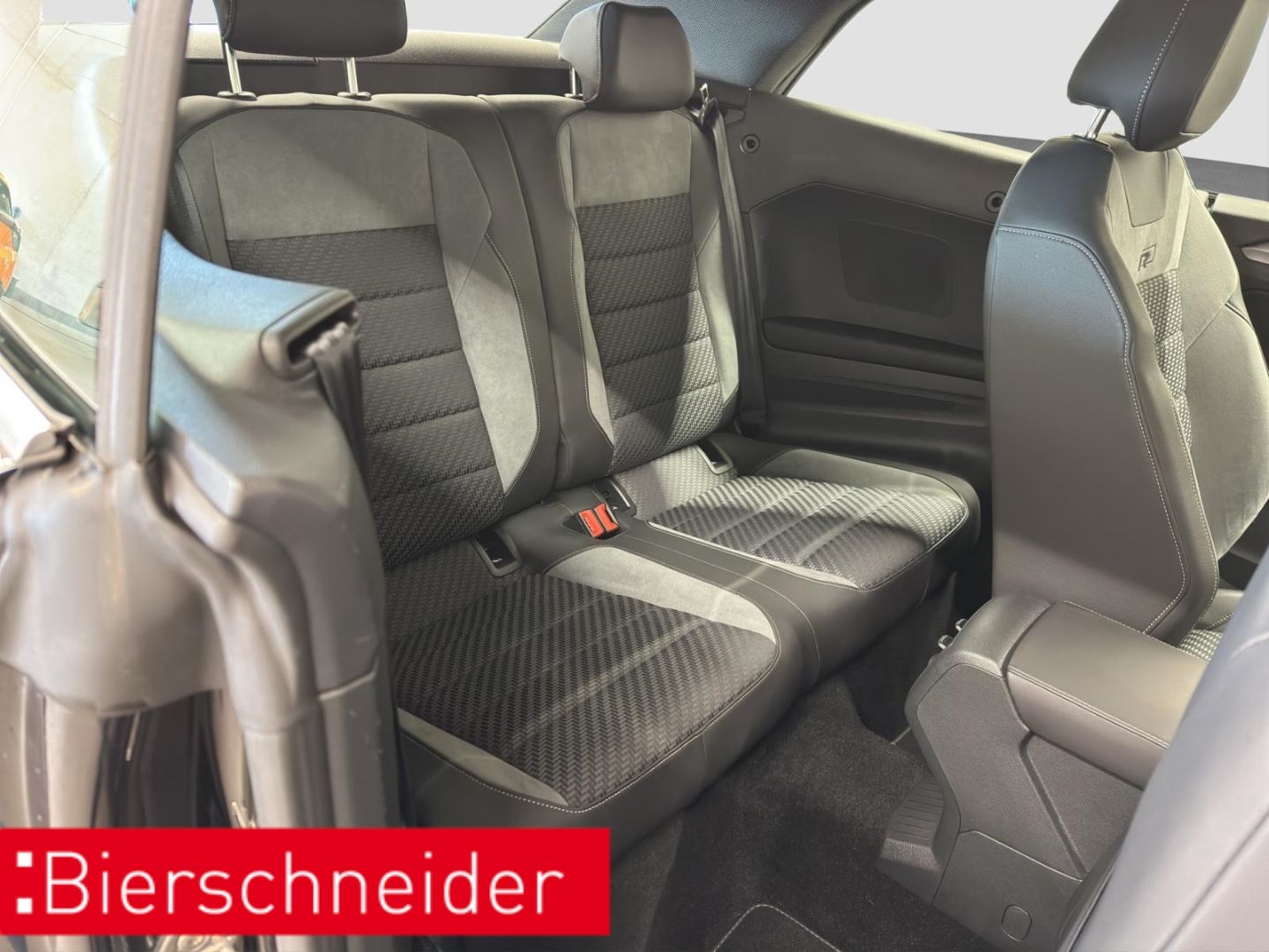 Volkswagen T-Roc 1.5 TSI DSG R-Line - Samsaru's Car Outlet