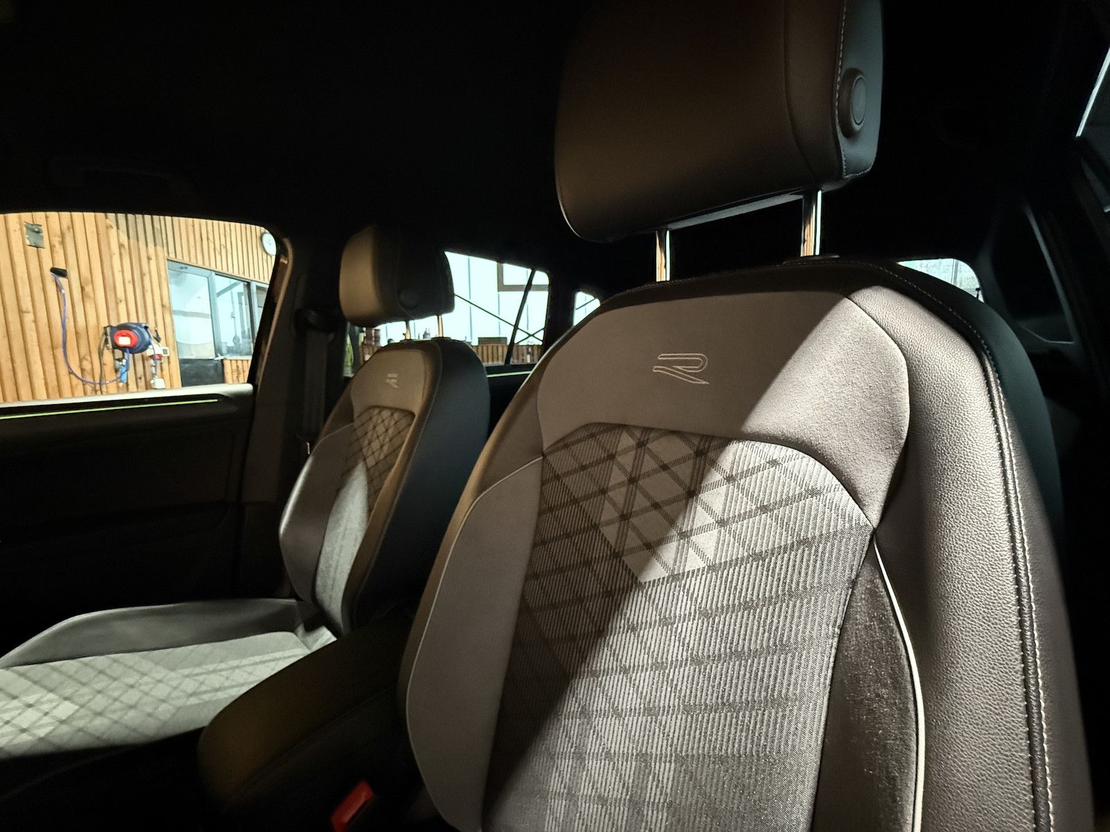 Volkswagen Tiguan 2,0 TDI 4M DSG R-Line Black *Navi*AHK*IQ*