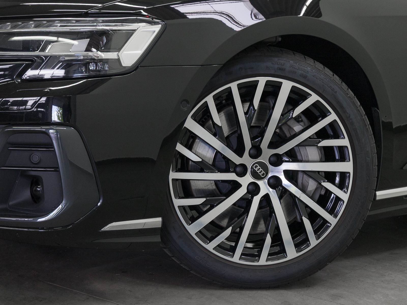 Audi A8 Lang 60 TFSIe Q - Samsaru's Car Outlet