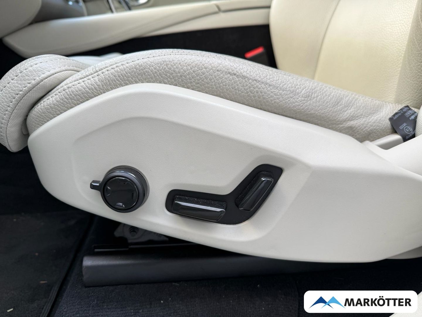 Volvo XC90 B5 AWD Ultimate Dark 7-Sitz. AHK/ACC/360°