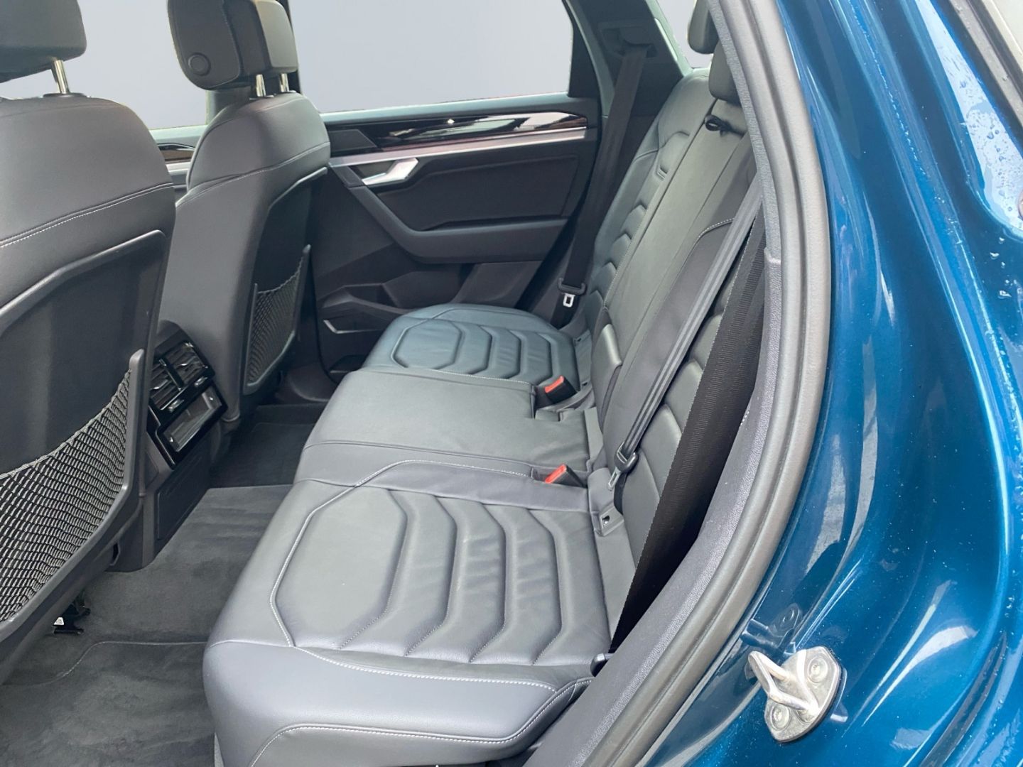 Volkswagen Touareg 3.0 V6 TDI 4M R-Line - Samsaru's Car Outlet