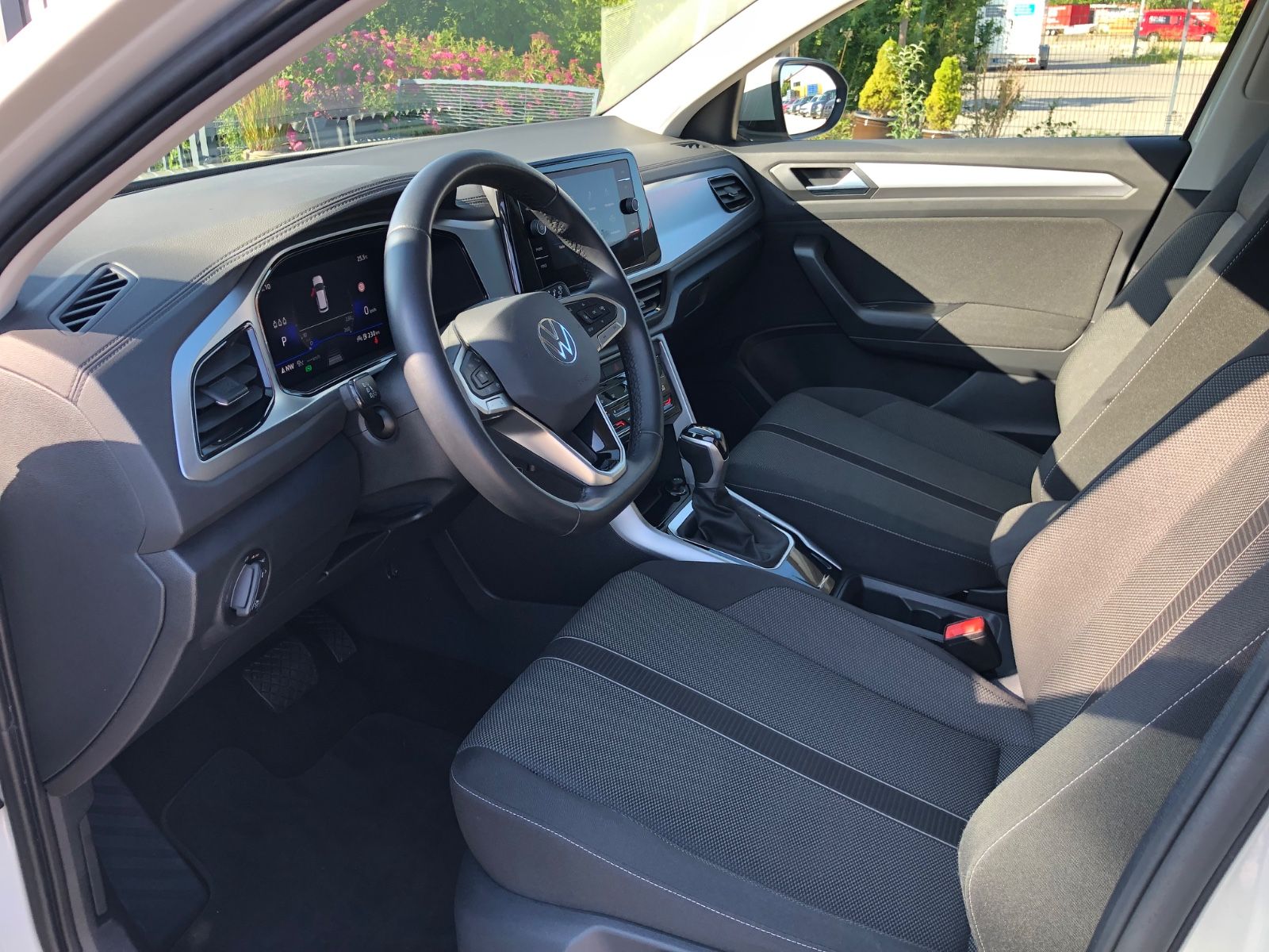 Volkswagen T-Roc Life - Samsaru's Car Outlet