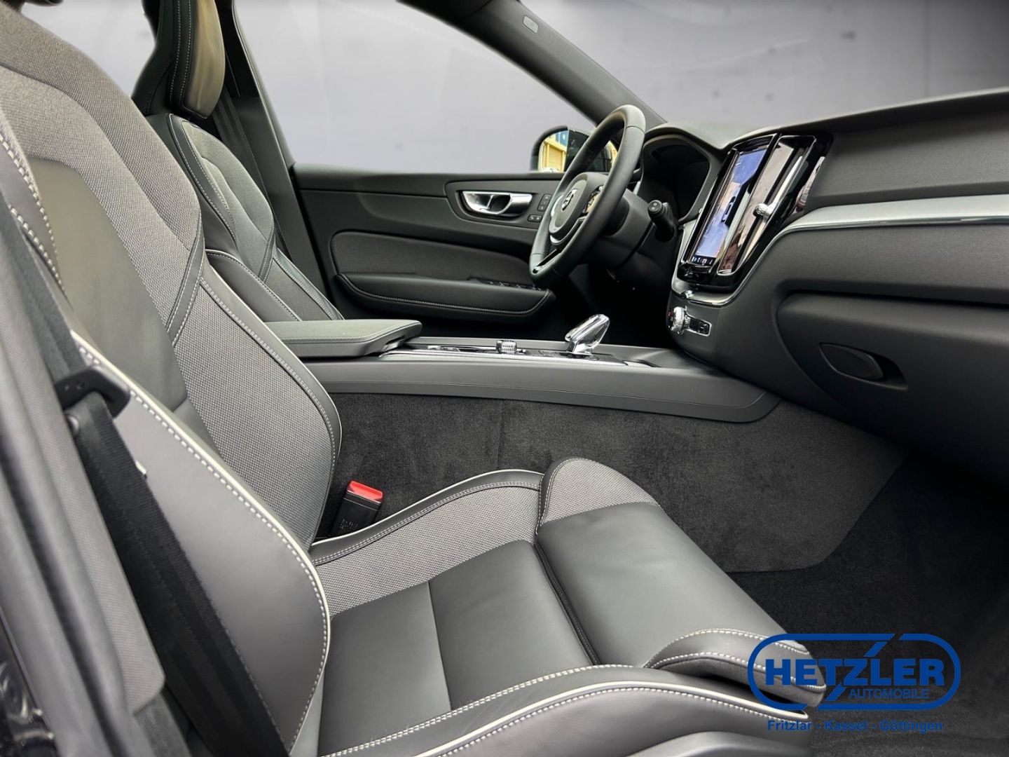 Volvo XC60 Plus Dark AWD B5 Benzin EU6e AHK Leder Digi