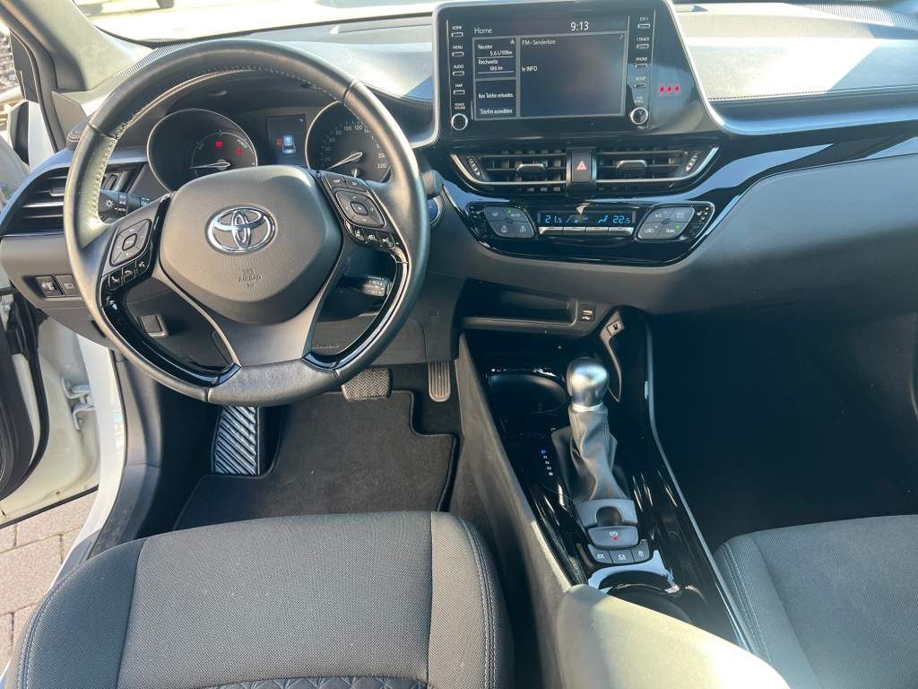 Toyota C-HR Hybrid Style - Samsaru's Car Outlet