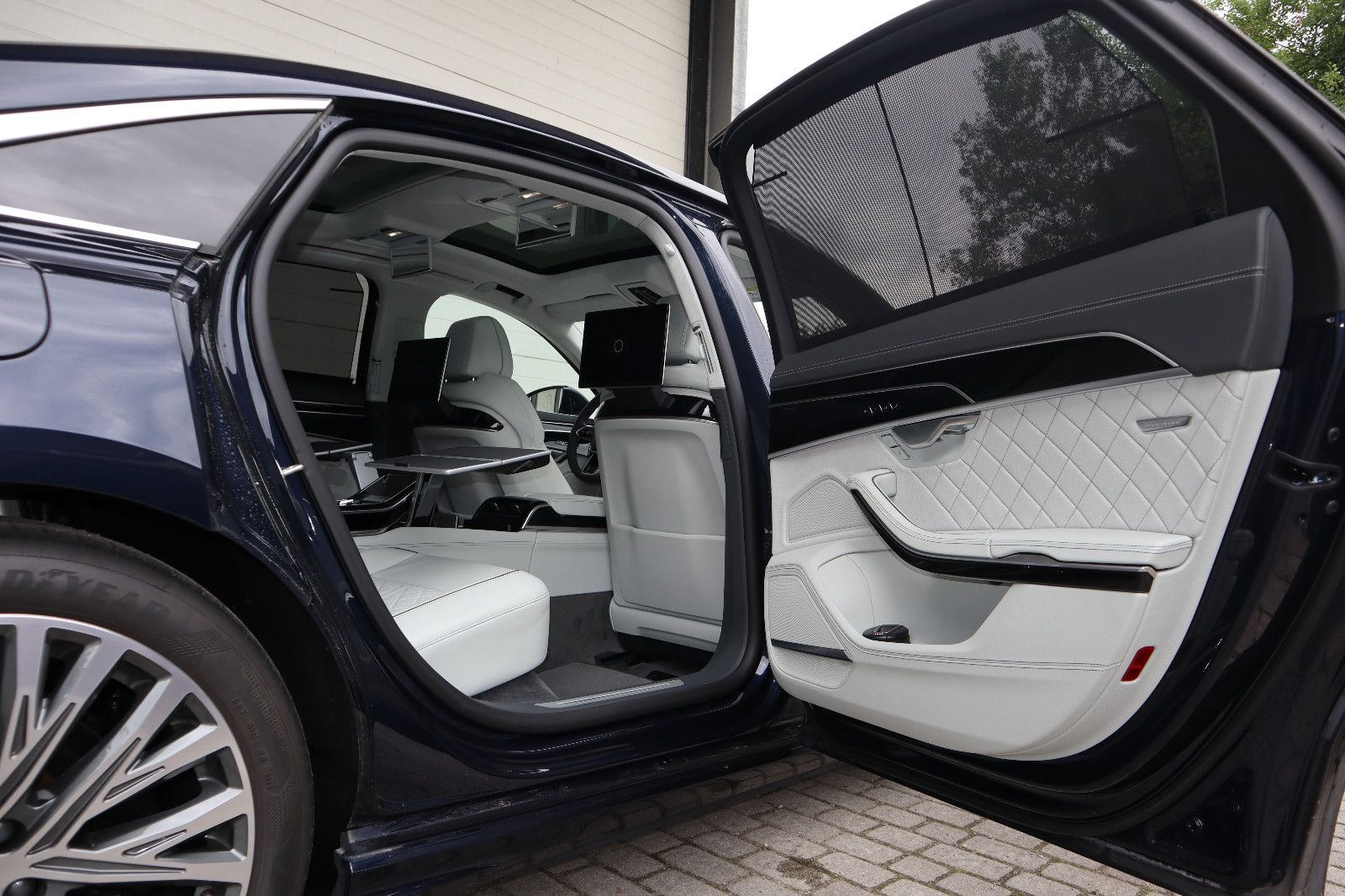 Audi A8L 60 TFSI e lang exclusive - Samsaru's Car Outlet