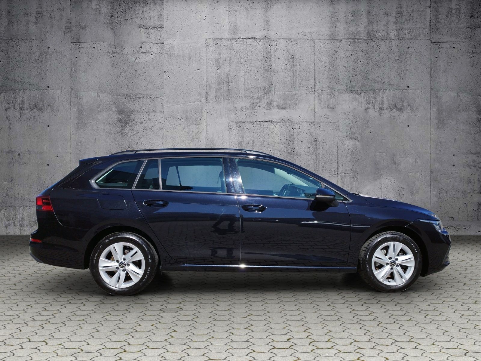 Volkswagen Golf VIII Variant Life 2.0 TDI DSG - Samsaru's Car Outlet